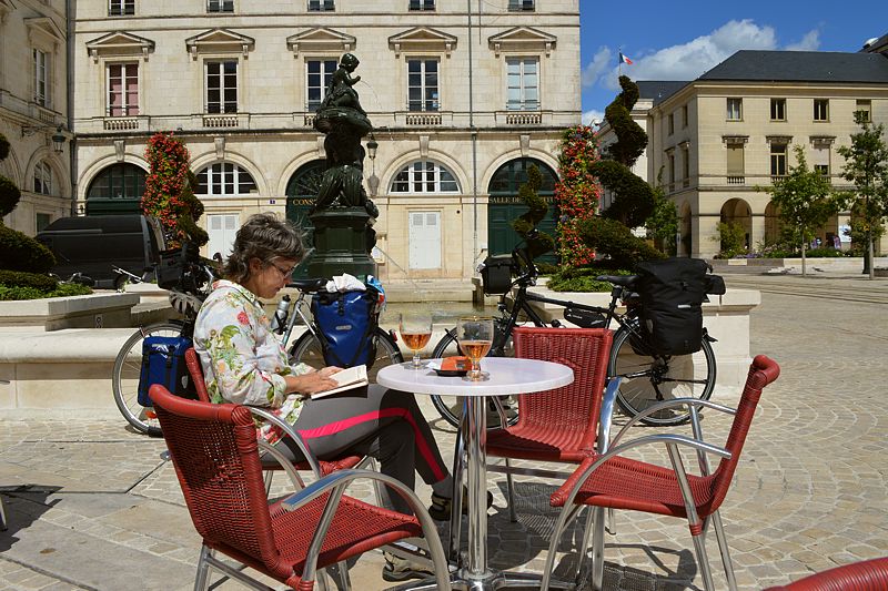 Freisitz auf dem Place Sainte-Croix bei Kathedrale Orléans
Radreise Loire - Frankreich 2014
Keywords: Rad;2014;Frankreich