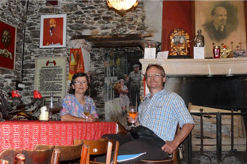 Im Lenin-Café bei Chalonnes-sur-Loire
Radreise Loire - Frankreich 2014
Keywords: Rad;2014;Frankreich