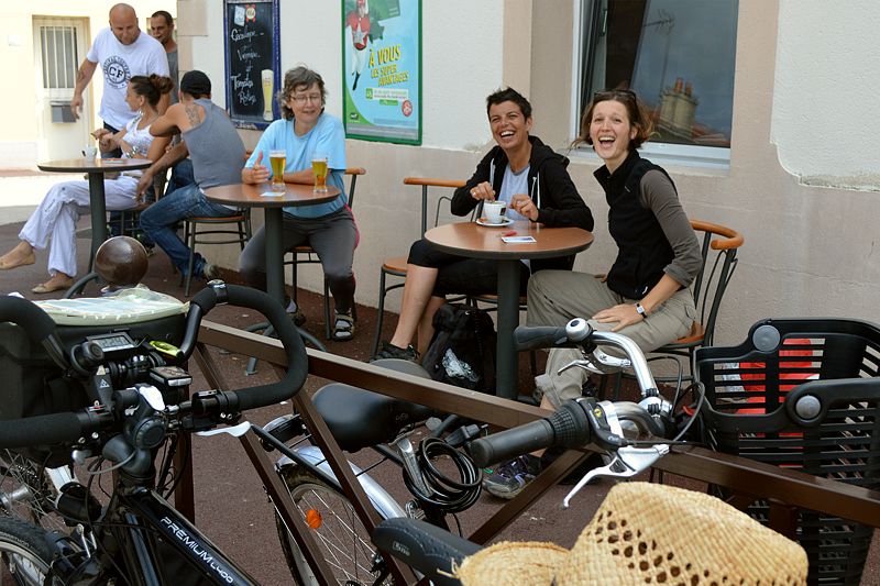 Mit Marion und Virginie im Straßencafé nach Pannenhilfe
Radreise Loire - Frankreich 2014
Keywords: Rad;2014;Frankreich